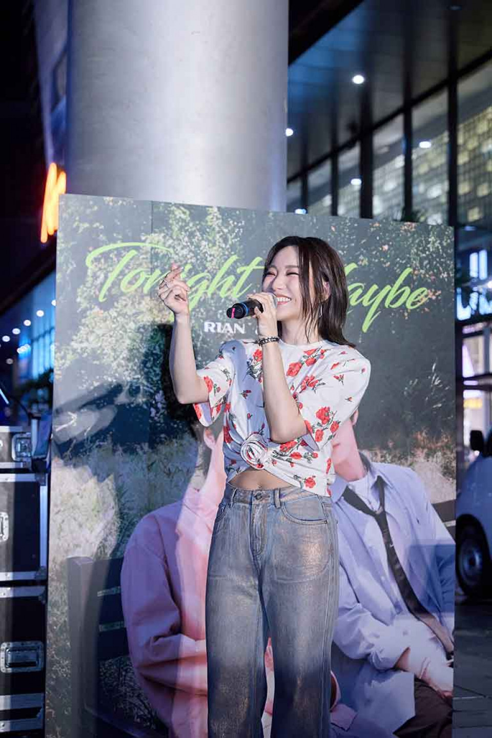 閻奕格在信義區街頭唱〈也可以〉,全場跟著大合唱