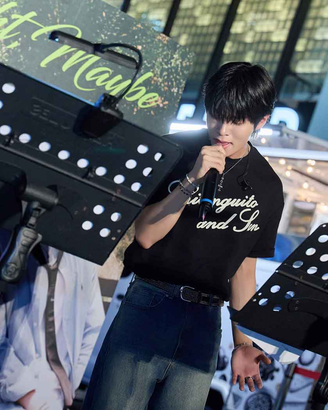 JIANHN因為生日願望,和R1AN一起在台北信義區街頭演出