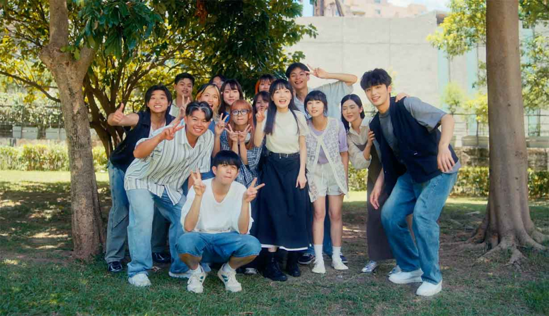 全新單曲〈你到底在選擇什麼〉用輕快搖滾的曲風唱出曖昧關係裡的糾結心情