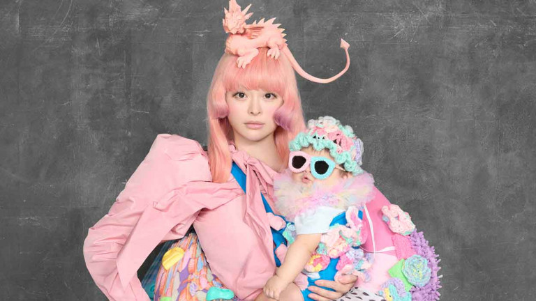 卡莉怪妞拎娃復出嗨唱萬人音樂祭 笑稱「現在是雙人組」