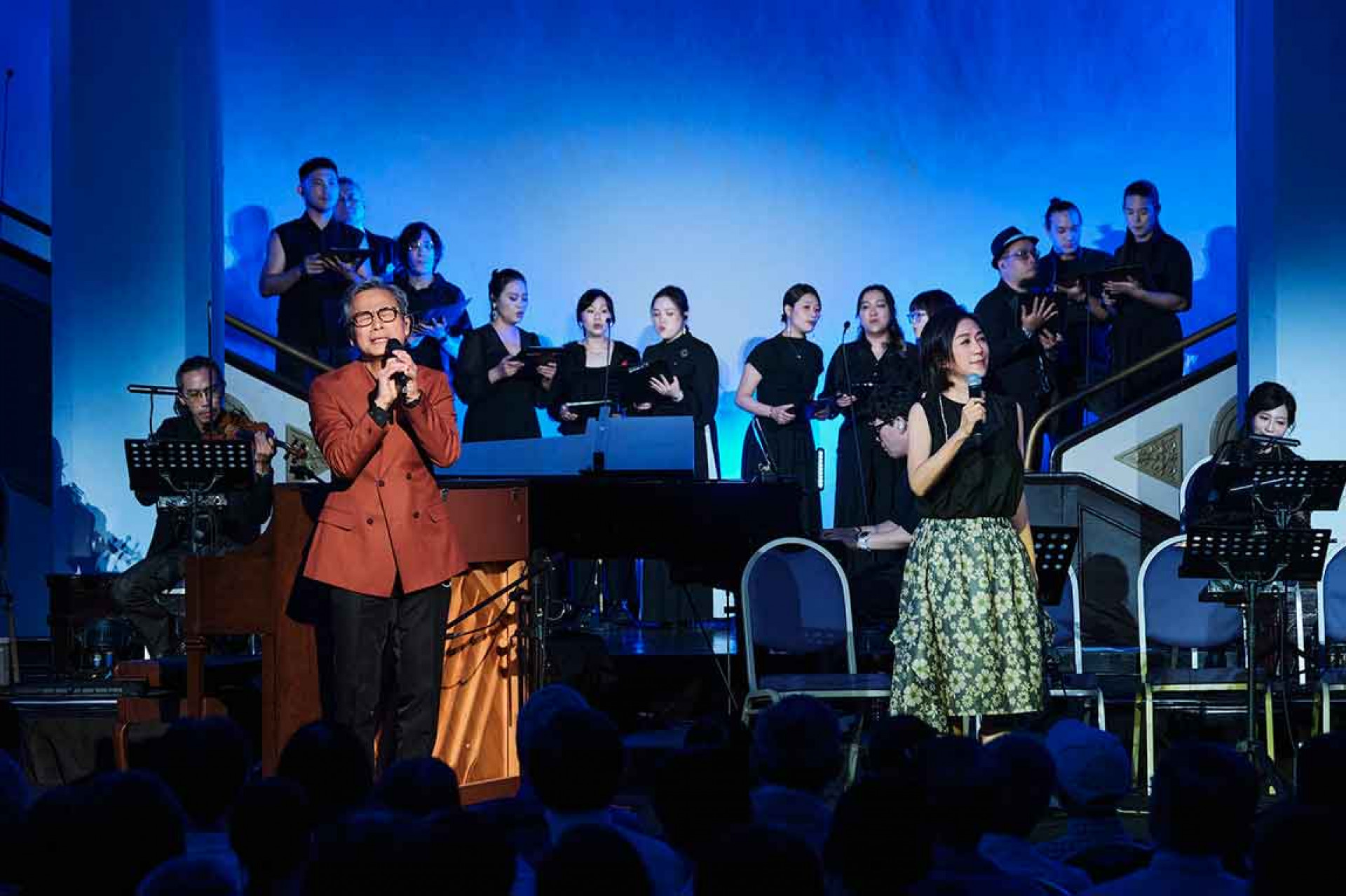 兩人合唱完後,黃韻玲也接著說:「好緊張」,羅大佑則妙回:「緊張會傳染。」