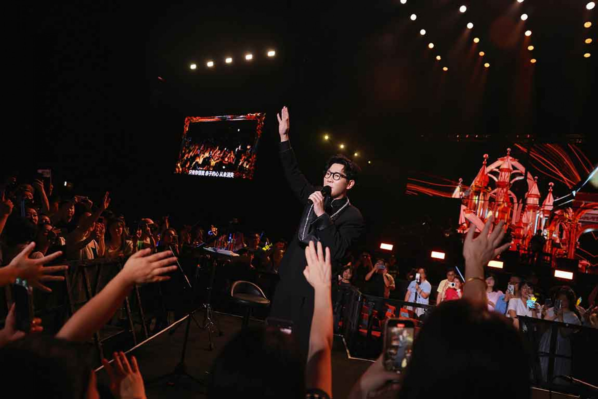 這場演出特別設有延伸舞台,品冠在舞台前端演唱歌曲