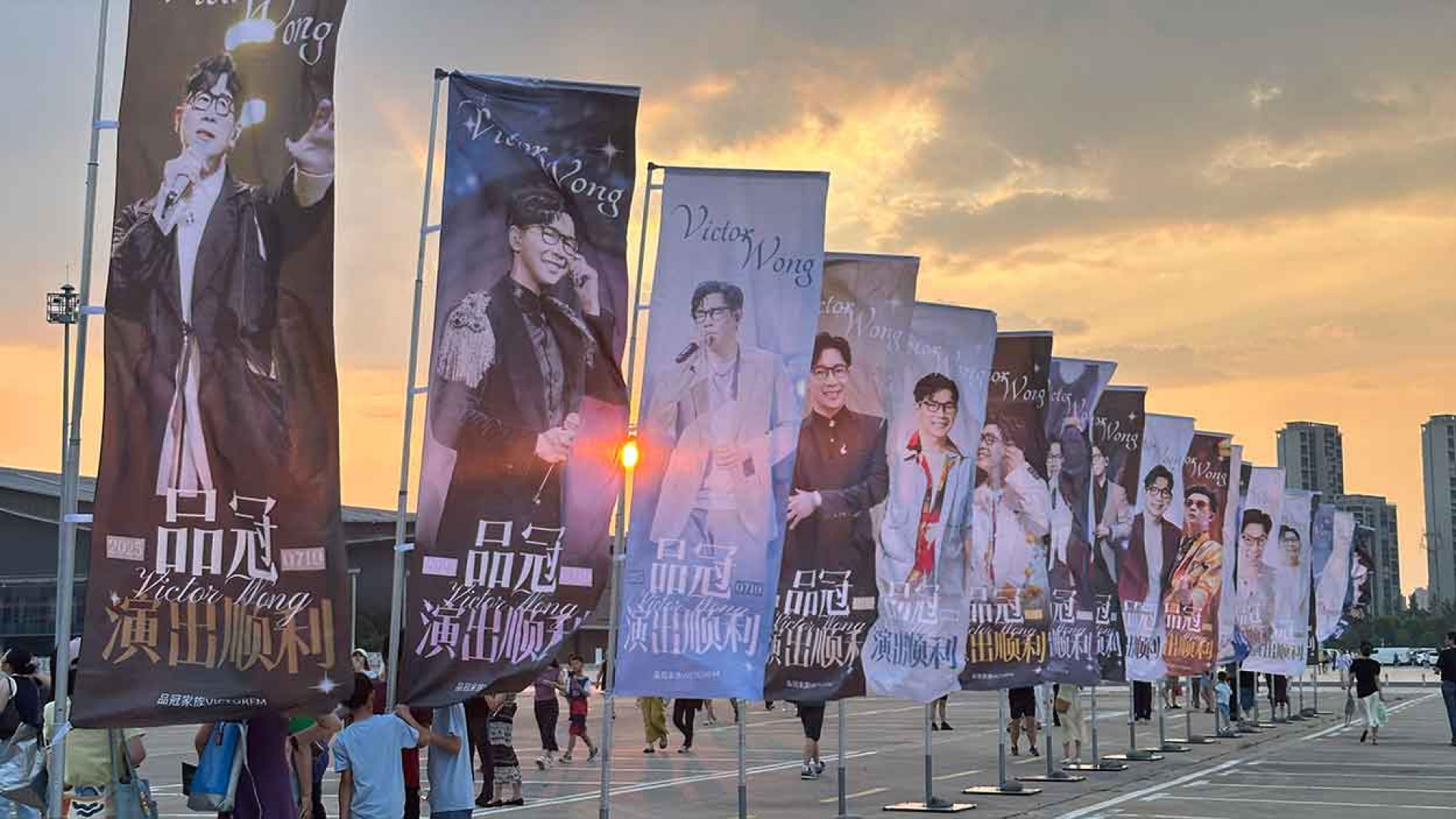 品冠粉絲在場外精心準備應援