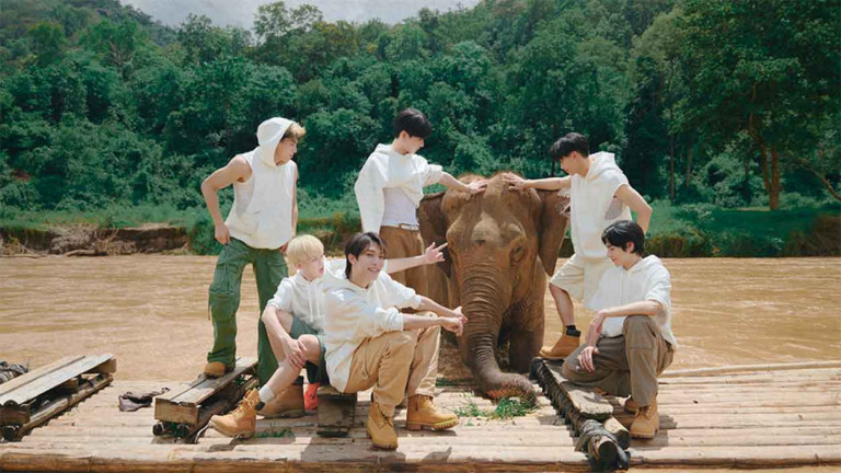 Ozone三週年驚喜推出首本寫真集 飛往清邁與可愛大象同框 直呼：太夢幻