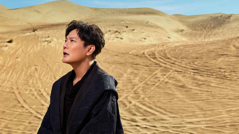 張信哲遠赴杜拜不畏舞台坍塌淹水災 沙塵暴中拍MV《沙丘》再現