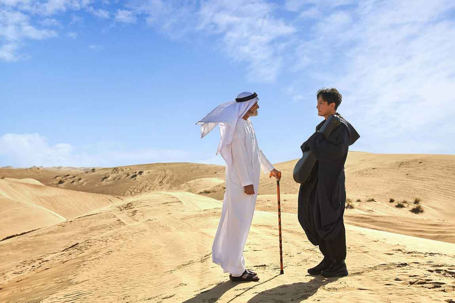 不畏舞台坍塌淹水災 沙塵暴中拍MV《沙丘》再現