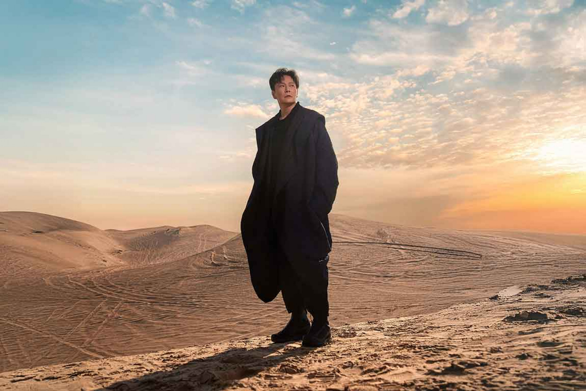 張信哲杜拜沙漠拍攝〈為靠近而遠離〉哲式療癒尬命運風暴