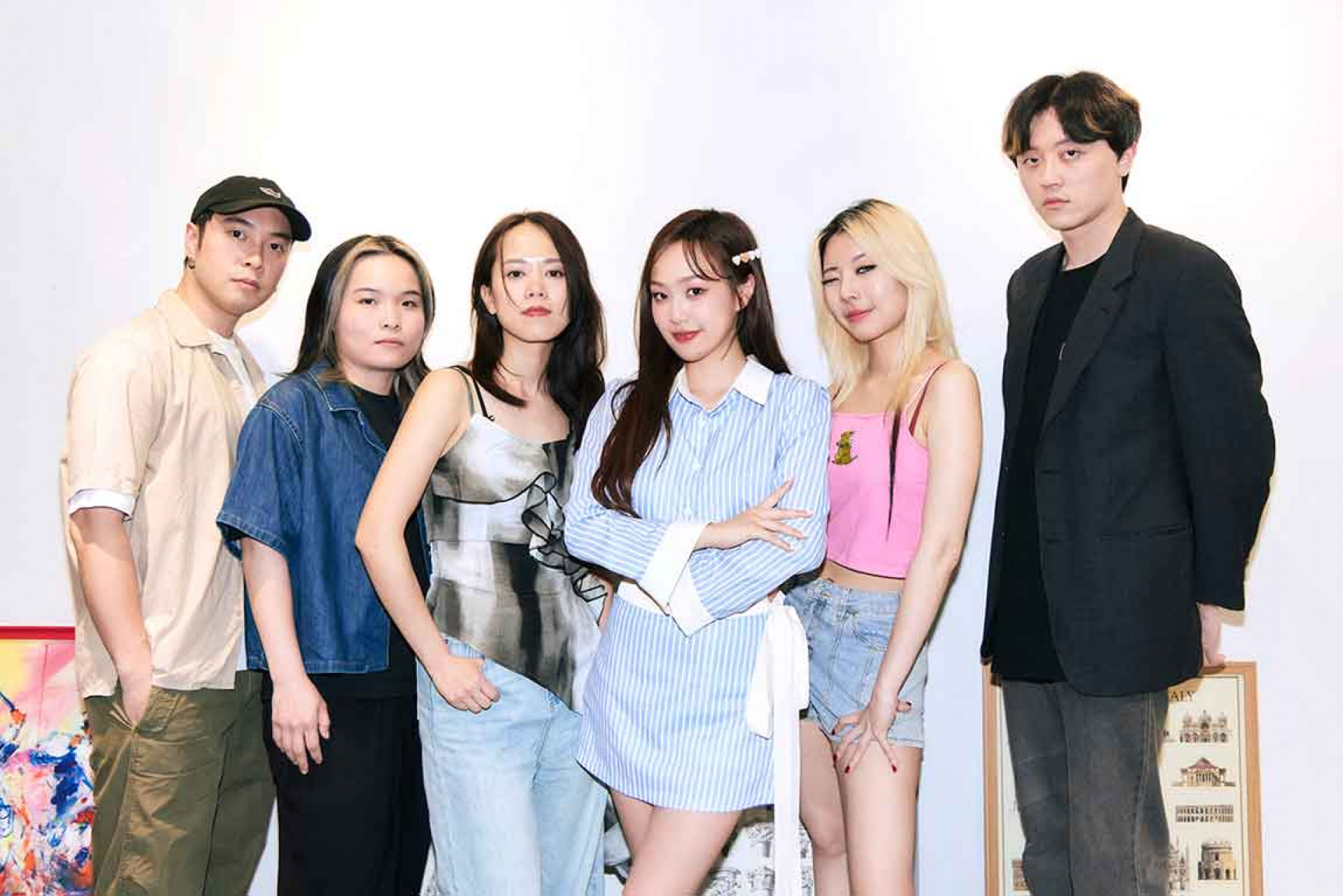 貝斯手 Hank(左起)、吉他手 VITZ、鼓手 佩蓬、ANGIE安吉、主唱與鍵盤手 Mandark、主唱與吉他手 OHAN