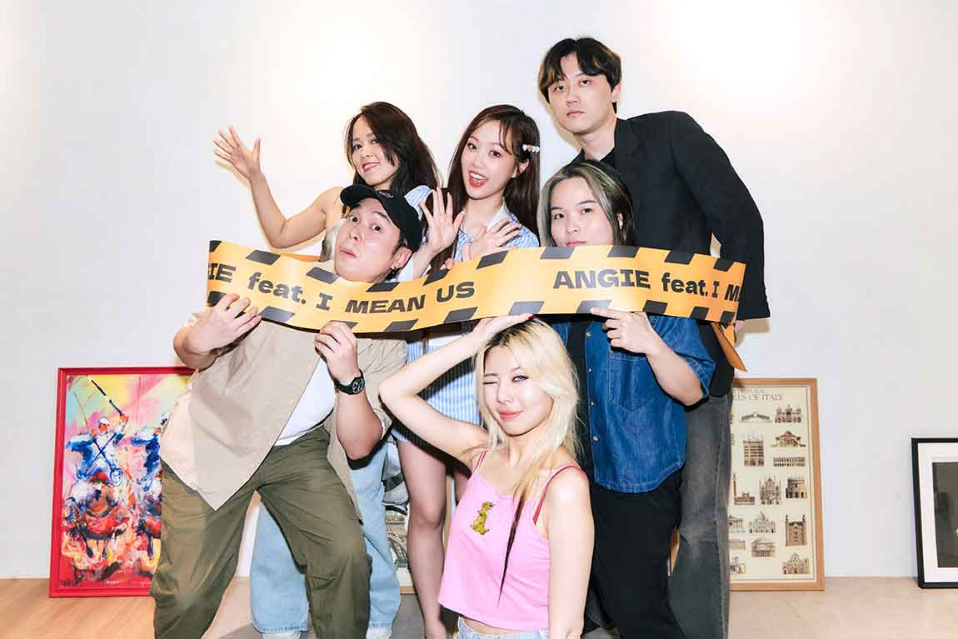 主唱與鍵盤手 Mandark(前排中間)、貝斯手 Hank(後排左起)、鼓手 佩蓬、ANGIE安吉、吉他手 VITZ、主唱與吉他手 OHAN