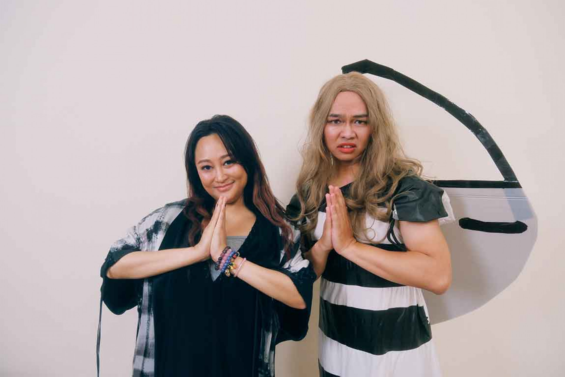 那那大師精心還原家家10年前「雙手合十」修車窗的爆紅影片服裝打扮。(相信音樂提供)