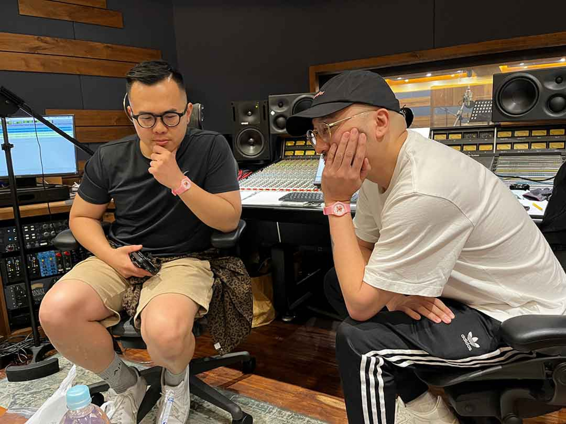 家家送給兩位製作人Derrick(左)和Fergus(右)粉紅手錶,並讓帥氣的他們戴上手錶合照。(相信音樂提供)