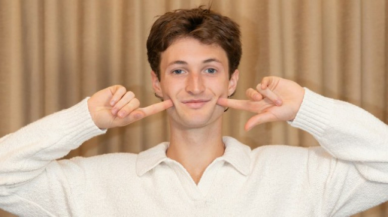 亨利莫迪首次來台開唱 化身療癒男孩大方剖析感情 自白：「我總是愛上不該愛的人。」