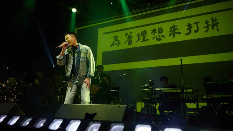 許富凱演唱會一開口就先鞠躬向歌迷致歉？！自爆竟當過「練習生」