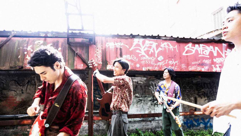 「鳳小岳&壓克力柿子」首支單曲〈只想對你唱首鄧麗君〉保持就是要「自找麻煩」的浪漫