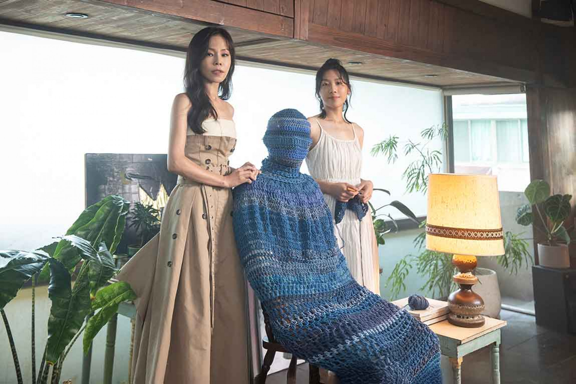 〈成人之美〉MV配合歌曲唱出「大人的愛」的感情,如同戀愛驚悚片