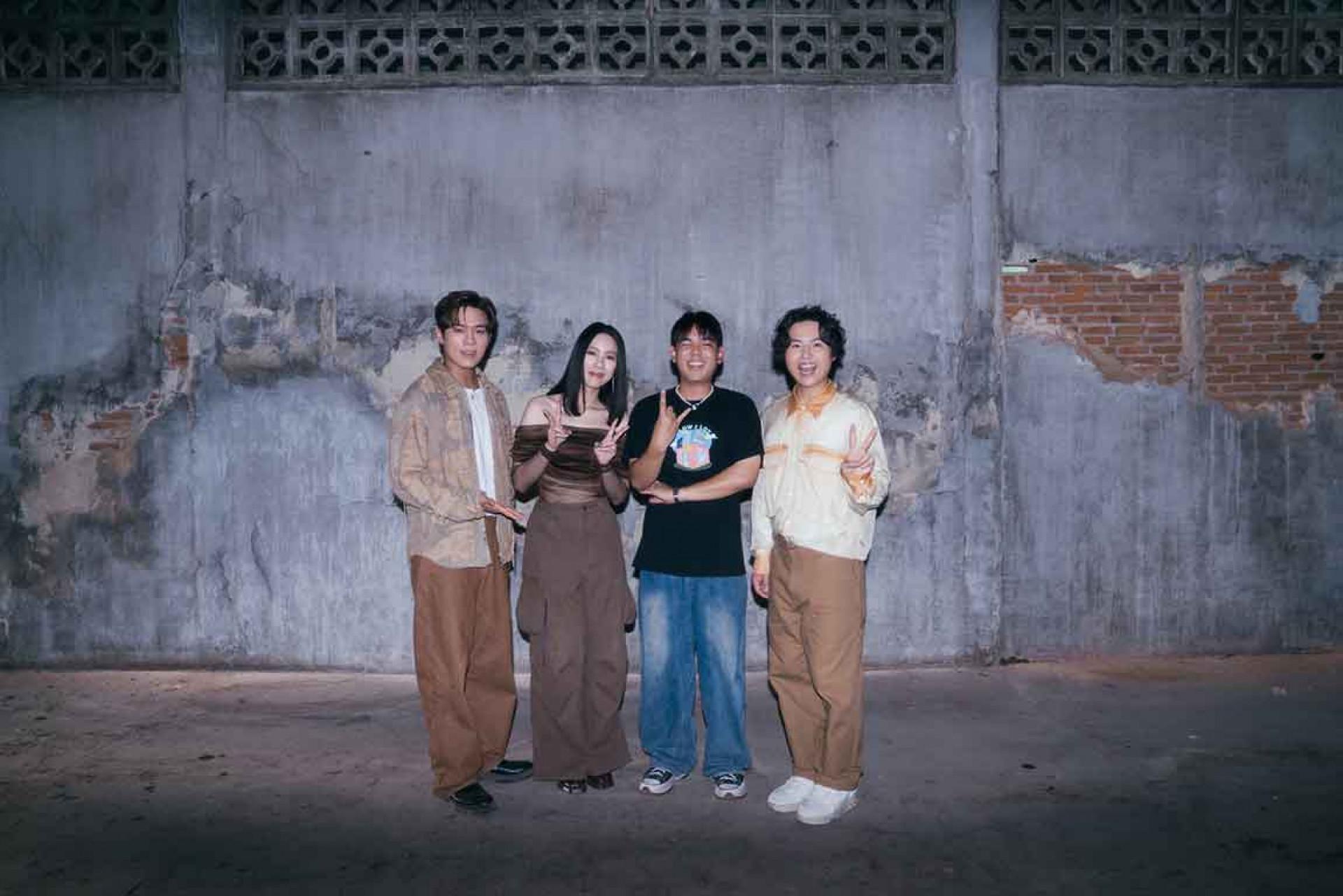 告五人邀來泰國炙手可熱新銳導演 GANG T.TASS（右2）操刀〈有太多不能講〉MV。（相信音樂提供）