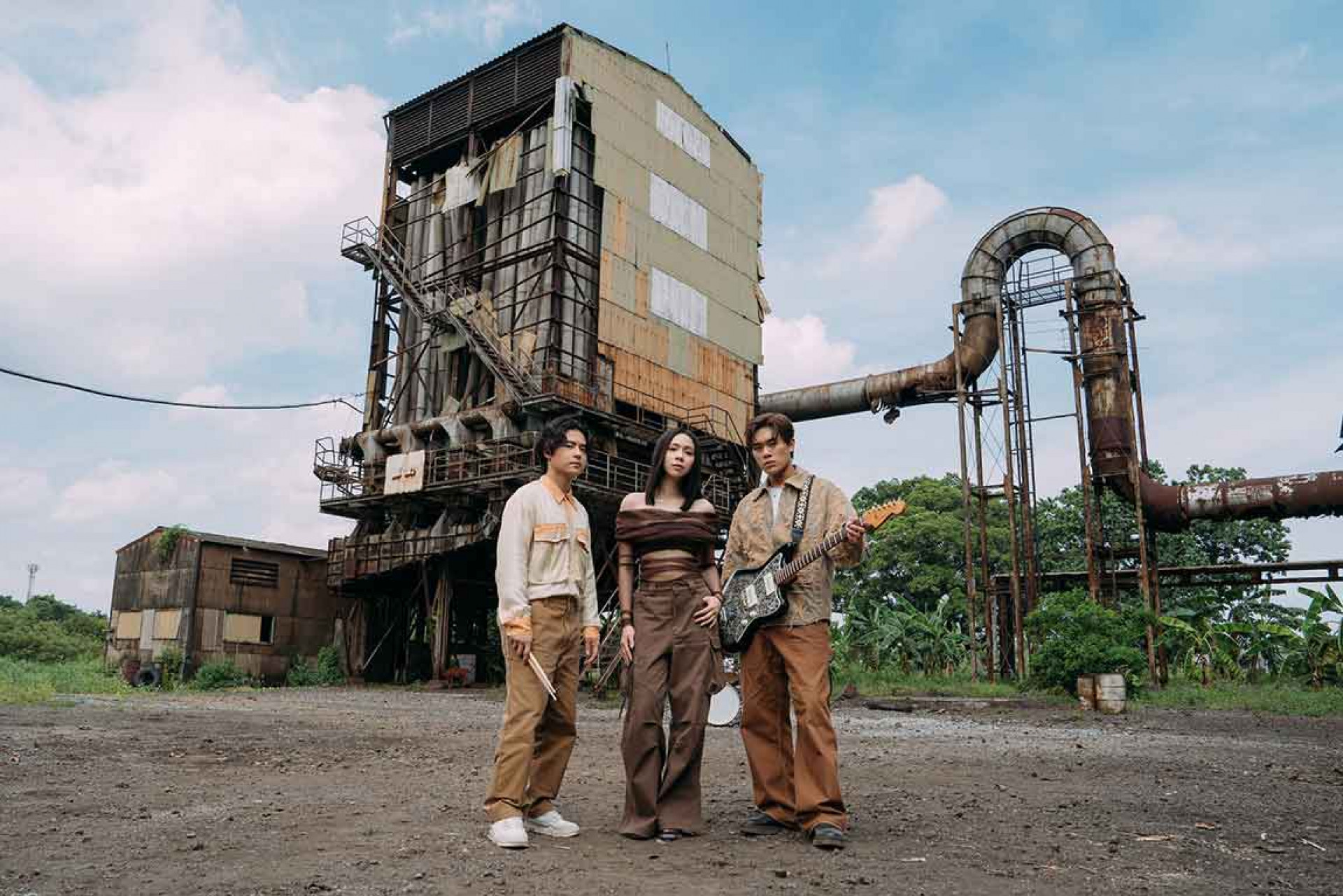 Z世代天團告五人國際合作再升級!〈有太多不能講〉MV遠赴曼谷廢墟實景。(相信音樂提供)