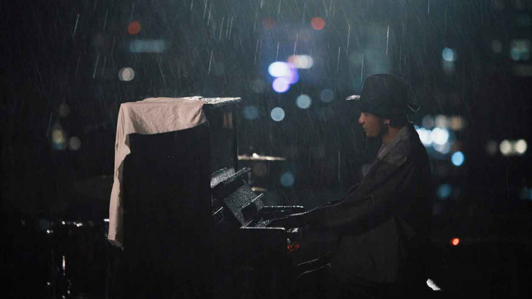 睽違十二年張震嶽全新專輯《跟著感覺走》主打曲〈梅雨季〉化身雨中琴手訴說遲來的心動