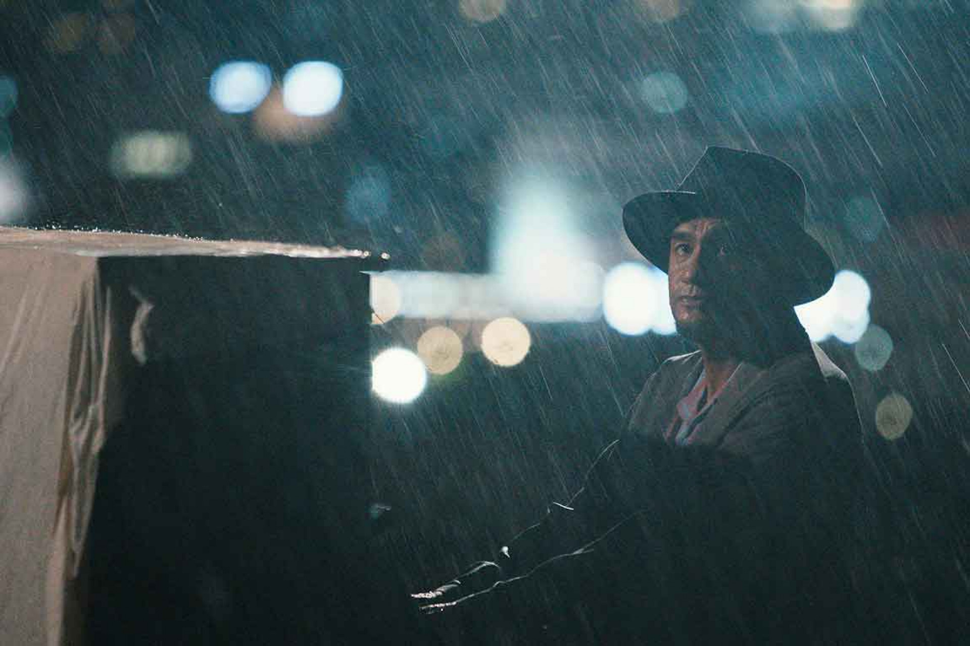 〈梅雨季〉MV化身雨中琴手 全身濕透也要演出心中的遺憾