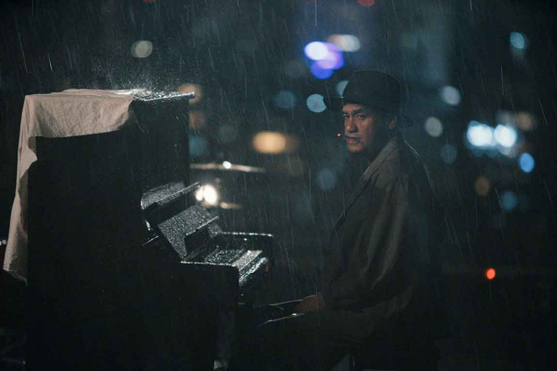 MV概念靈感源自他在腳本會議上的一閃念,浮現電影《海上鋼琴師》的畫面