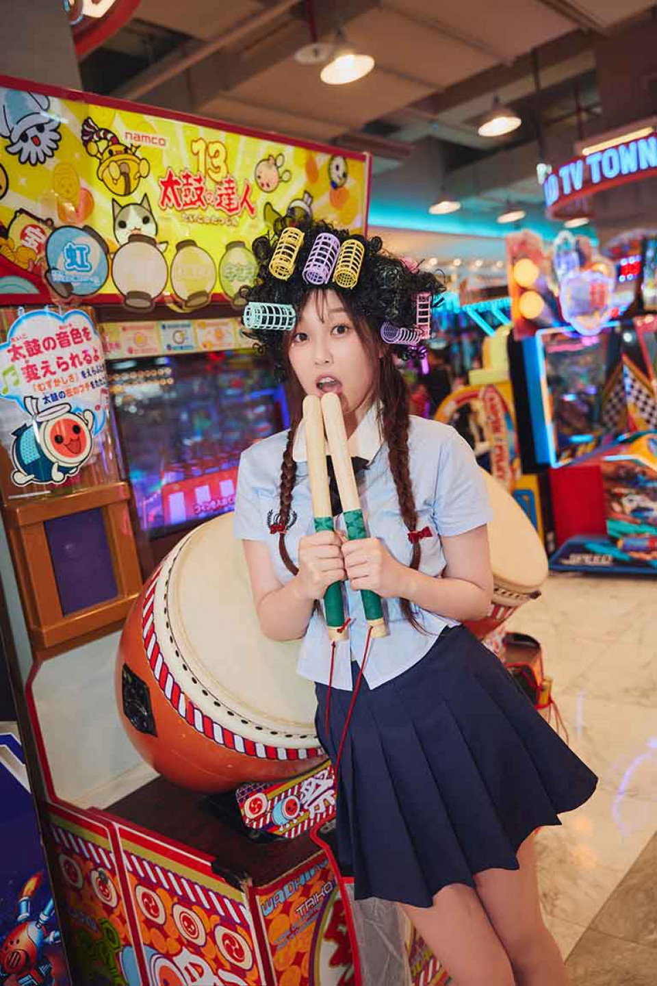 安吉接受懲罰—戴上如同「包租婆」的髮捲爆炸頭假髮打太鼓達人