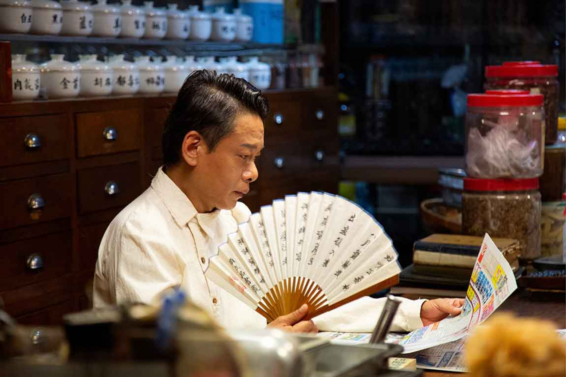 新歌〈怪味〉MV邀請雙金影帝李康生加持 扮演一位中藥行師傅