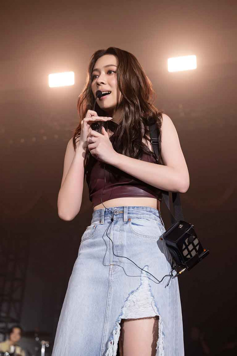 犬青揹起「小蜜蜂擴音器」想教大家一起玩波浪舞,逗趣模樣讓雲安笑稱:「犬青老師來了!」。(相信音樂提供)