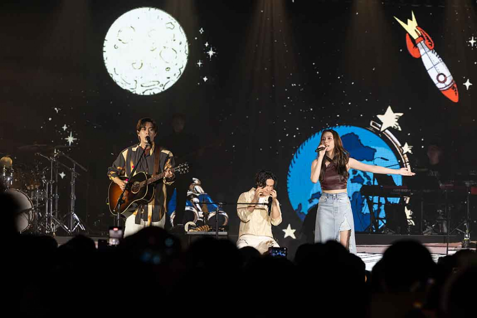 告五人睽違3年回母校宜蘭高中開唱,犬青近鄉情怯再站上第一次鼓起勇氣開始唱歌的舞台。(相信音樂提供)