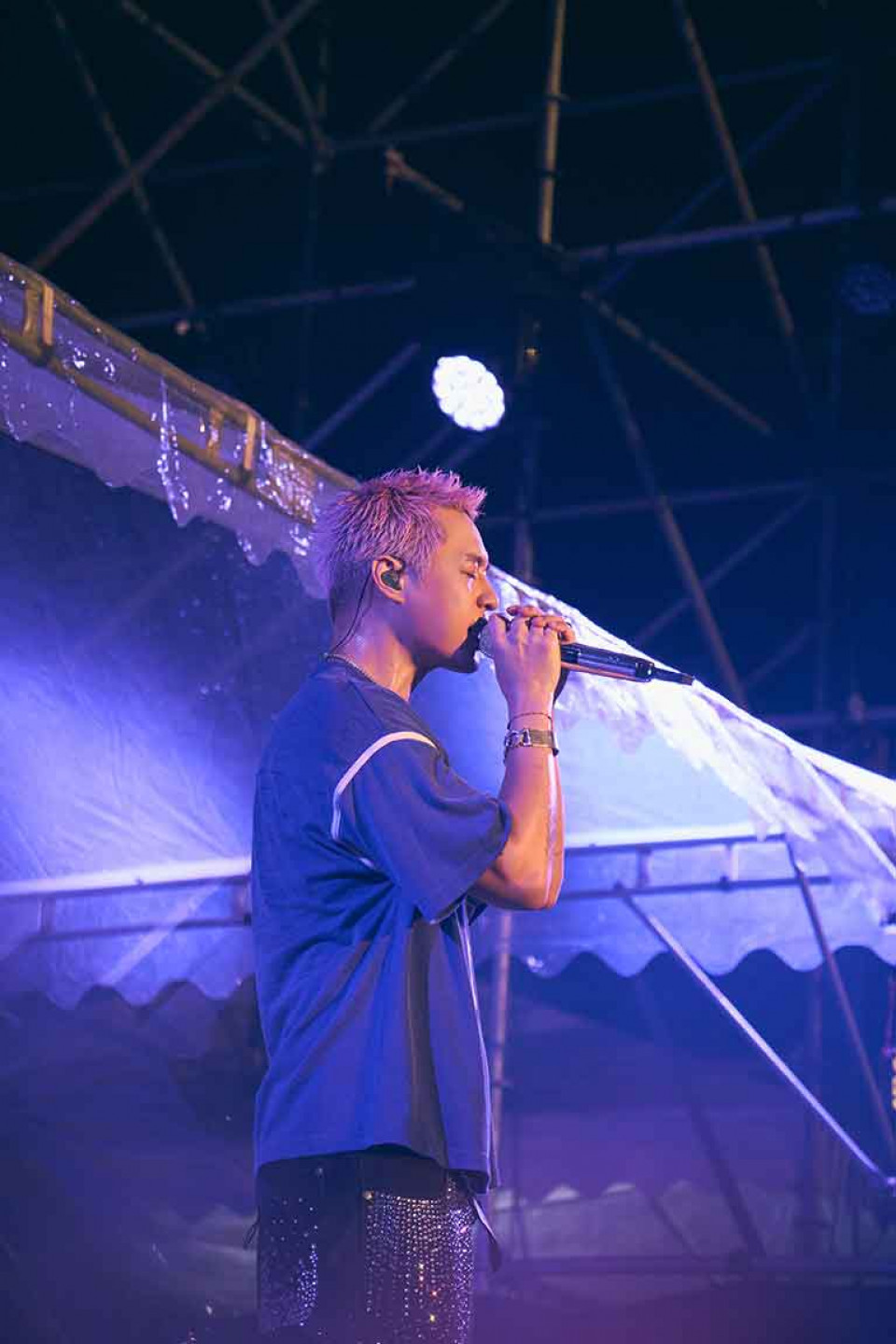 滂沱大雨抵擋不瞭偶像魅力 雨勢奇蹟暫緩 歌迷興奮狂喊:周晴男!