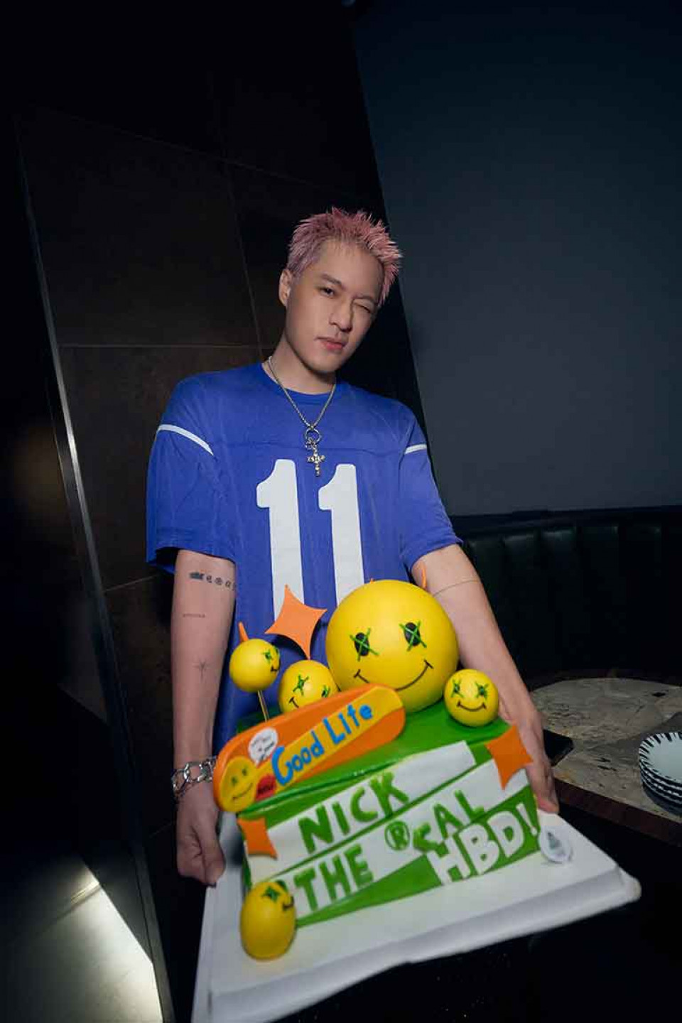 現場突然響起生日快樂歌,歌迷們貼心準備驚喜,獻上特製的翻糖蛋糕