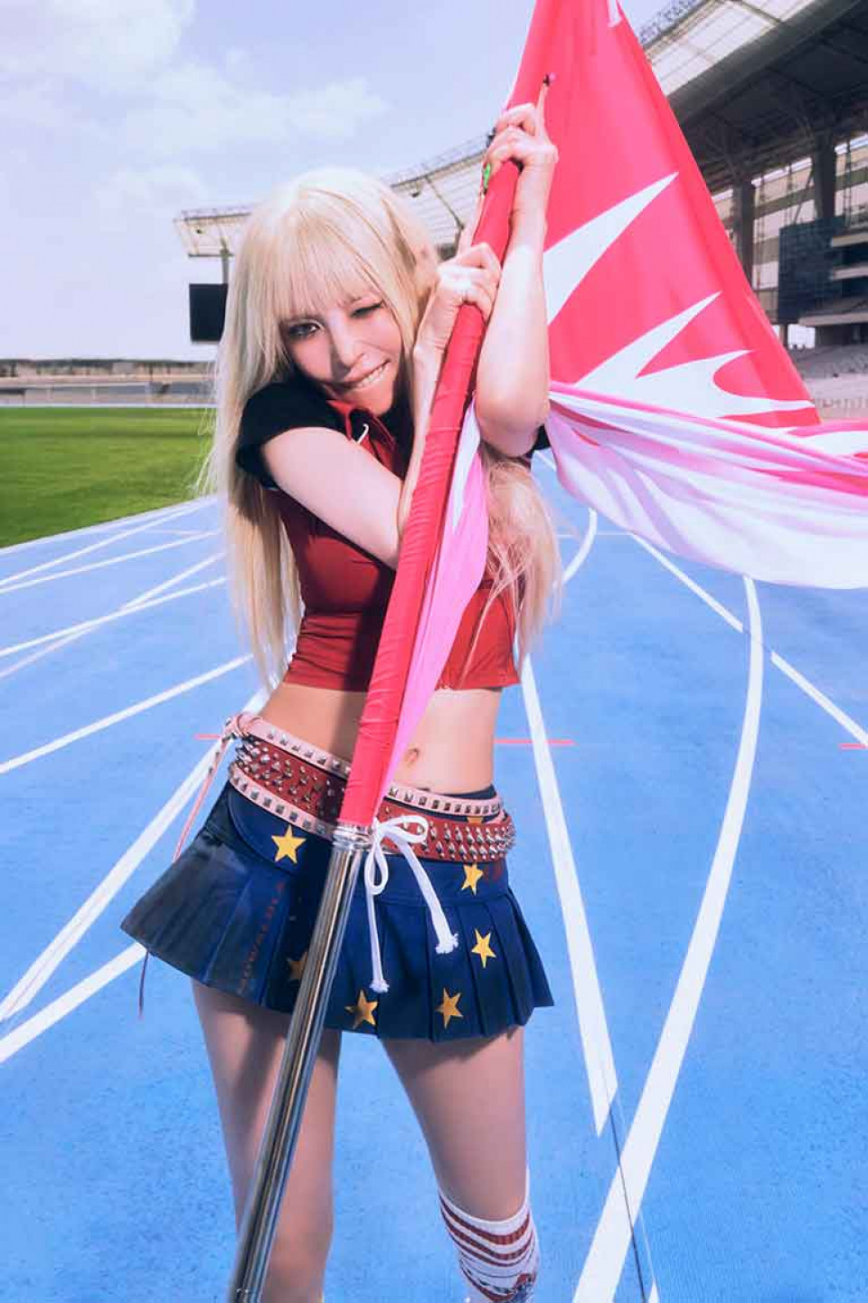 主打歌〈Crazier〉以幽默的視角描述對當今時代的省思,同時展現毫不畏懼、充滿自信的態度。