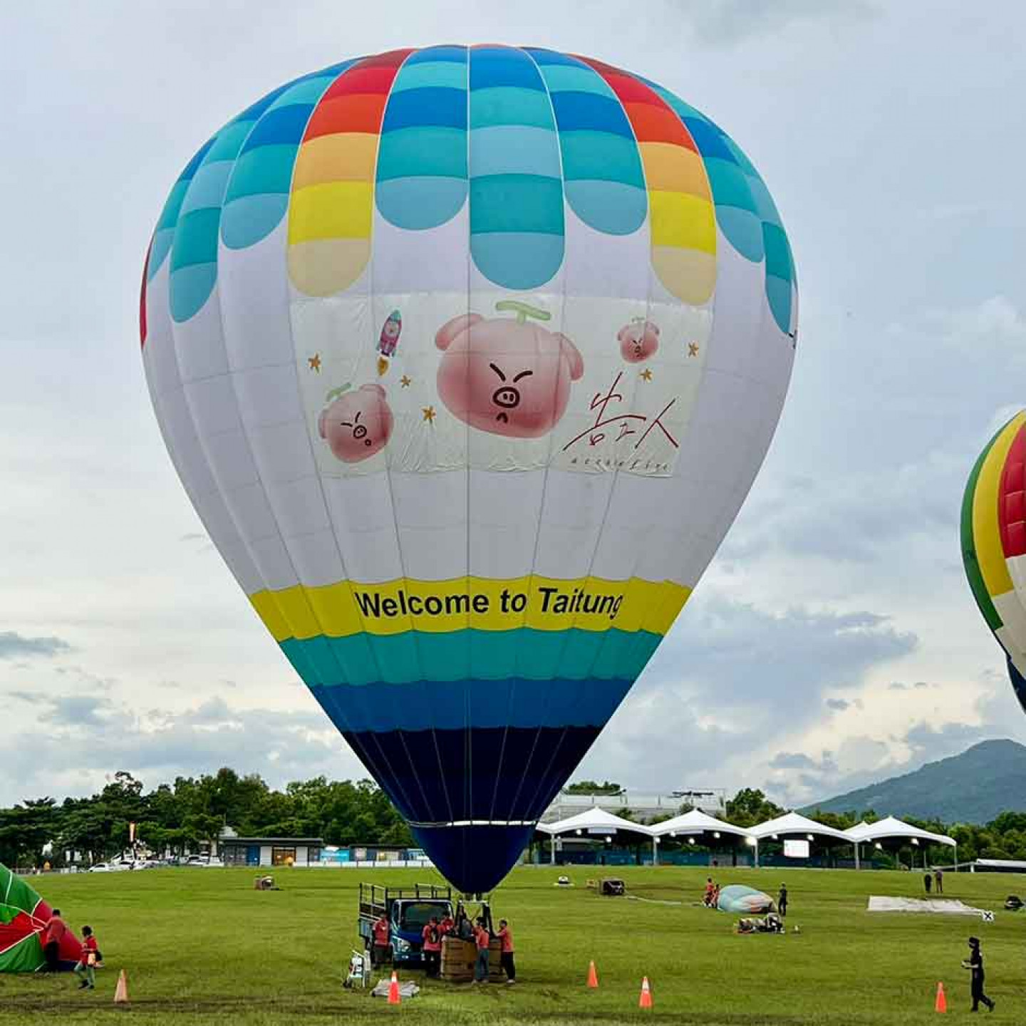 告五人打造專屬「告五豬」熱氣球。