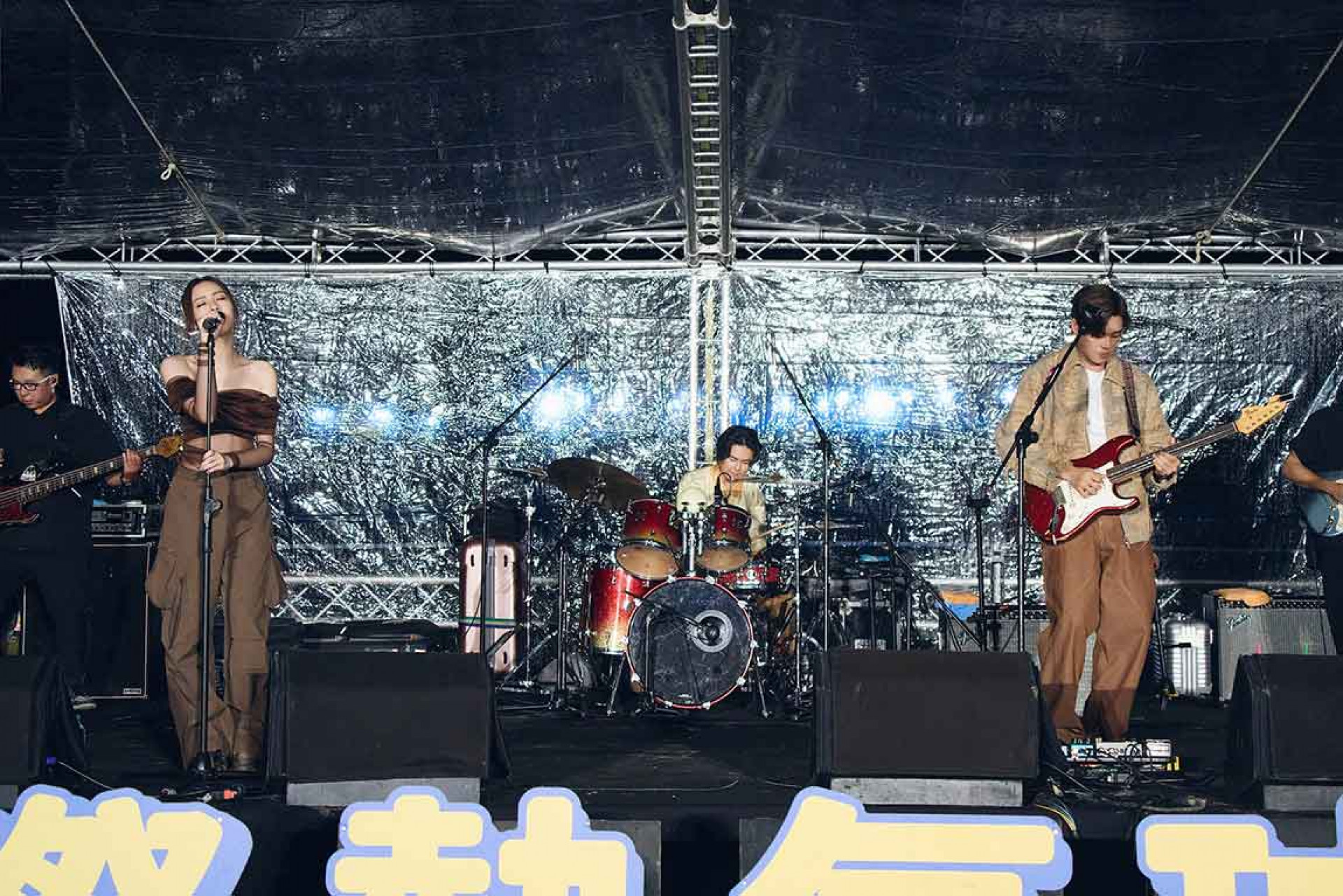 告五人告五人化身熱氣球嘉年華大使開唱。(相信音樂提供)