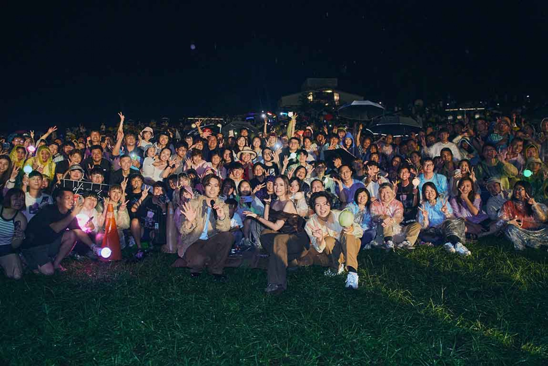 哈瓜雨中應援告五人。(相信音樂提供)