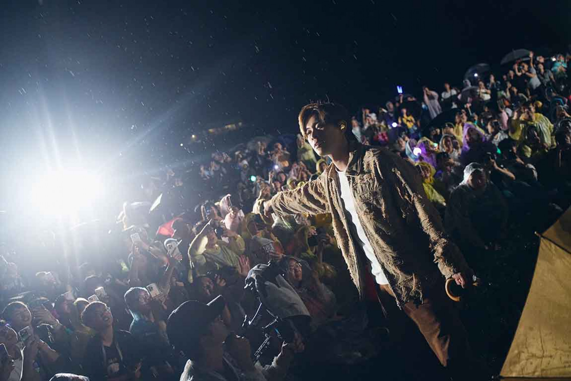 雲安感性走下舞台、近距離與歌迷互動。(相信音樂提供)