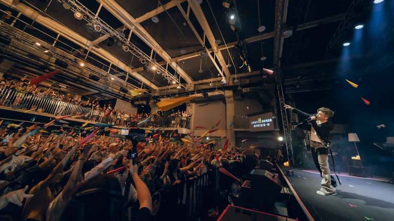 小宇宋念宇演唱會搶先曝光Live首唱〈記得忘了我〉全場拋彩紙飛機寫下沒說出口的遺憾