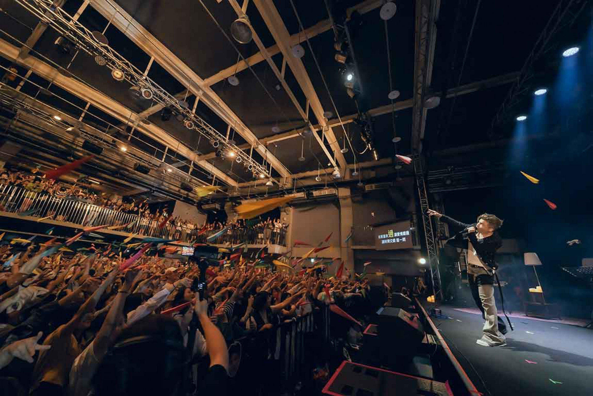 演唱時帶領全場射紙飛機,寫下沒說出口的遺憾 畫面動人。(照片提供: Legacy)