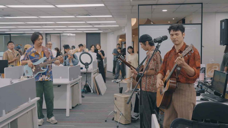 鳳小岳首次體驗當上班族 對女同事放電彈吉他 打造「辦公室快閃」不插電彈唱會