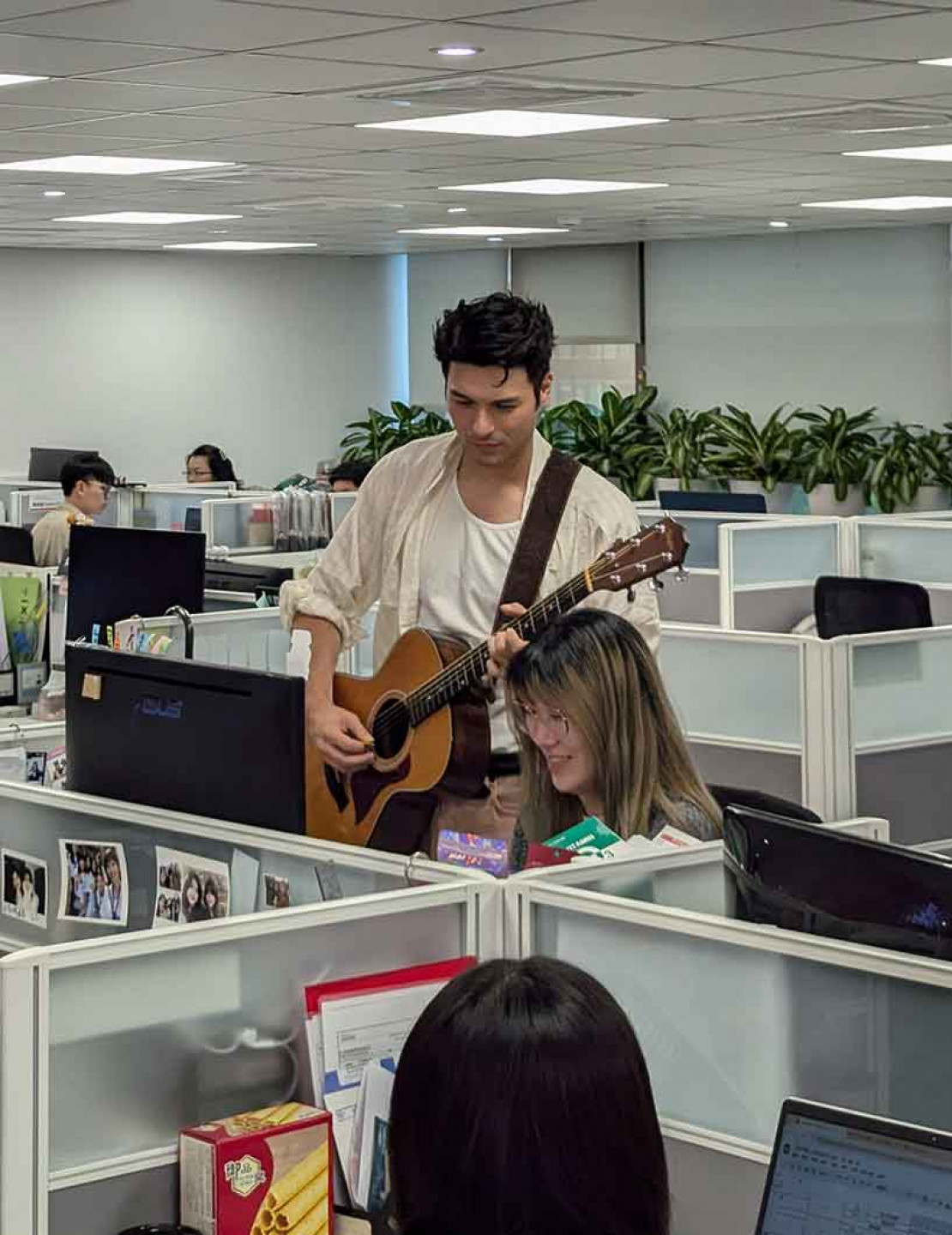 鳳小岳首次體驗當上班族 對女同事放電彈吉他