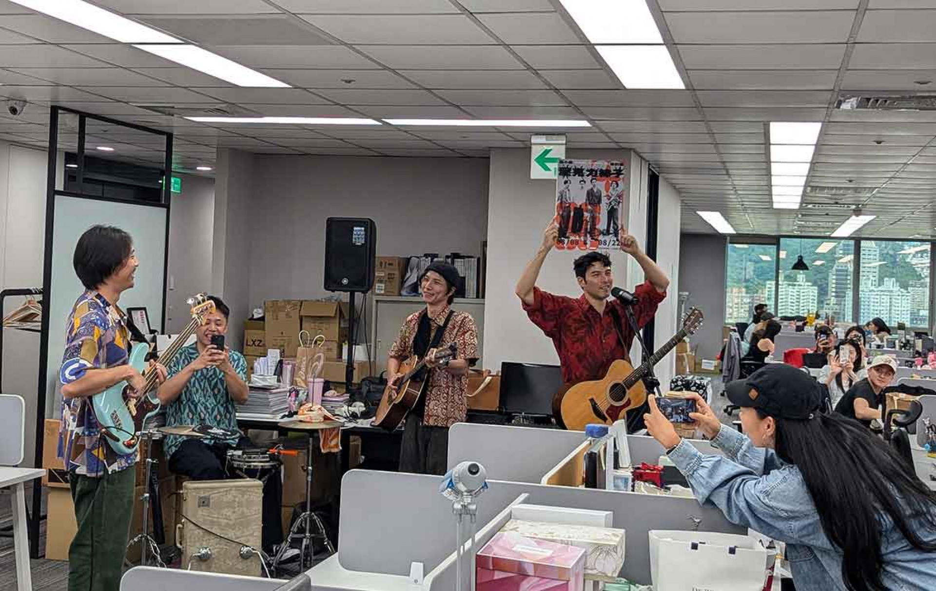 鳳小岳與壓克力柿子特地快閃辦公室宣傳周五Legacy演出