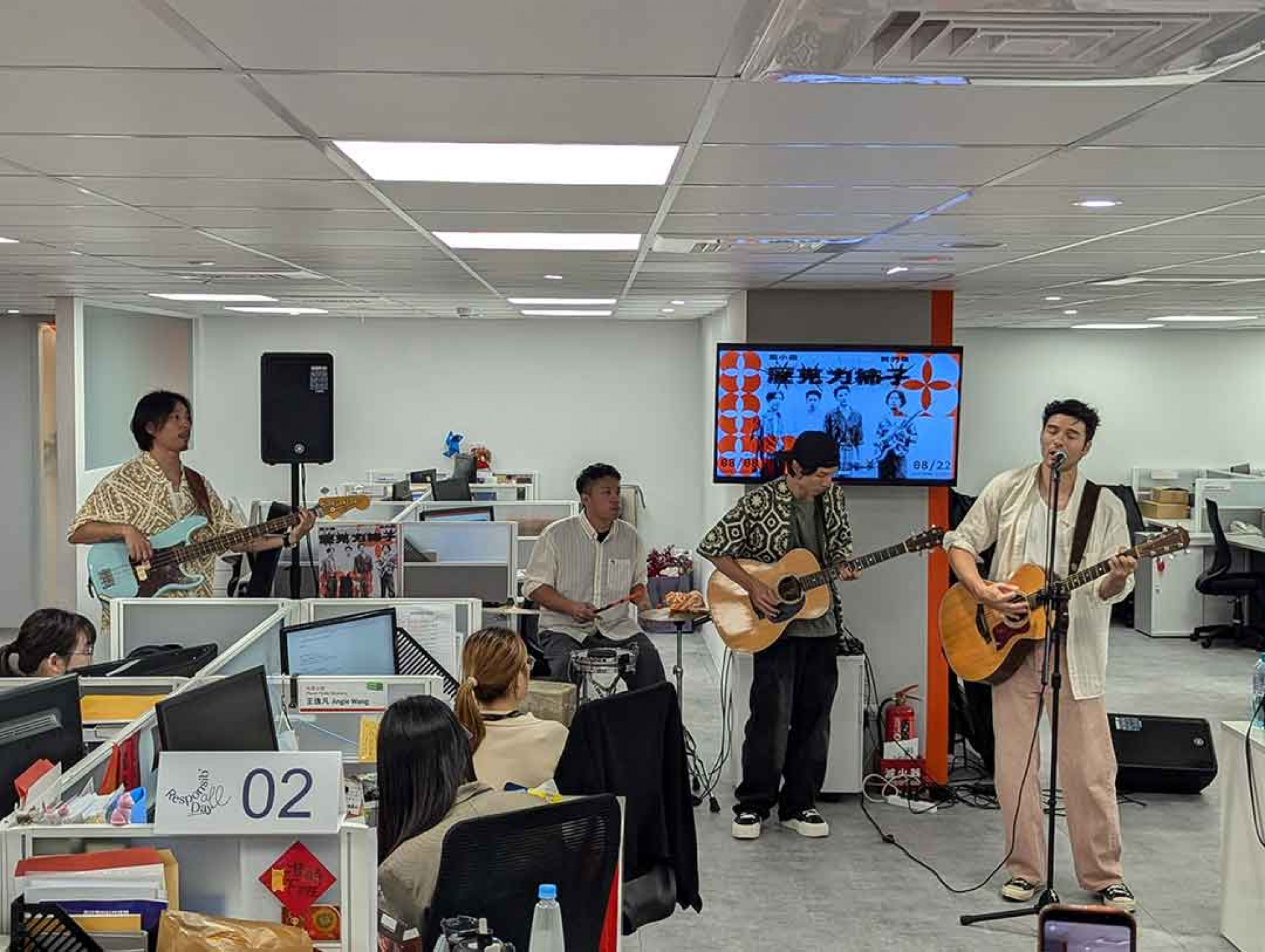 不少上班族直呼:「工作到一半聽到鳳小岳在眼前唱歌,夢幻又幸福」