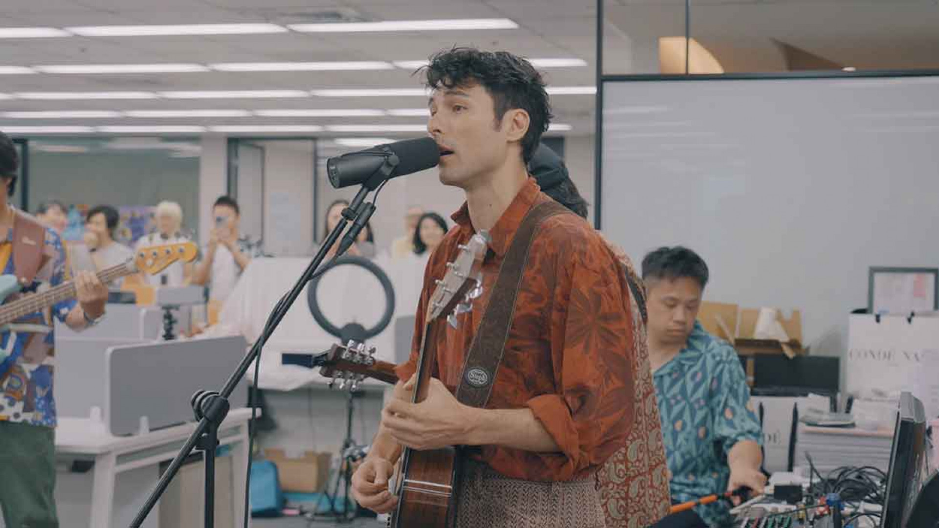 鳳小岳打造「辦公室快閃」不插電彈唱會