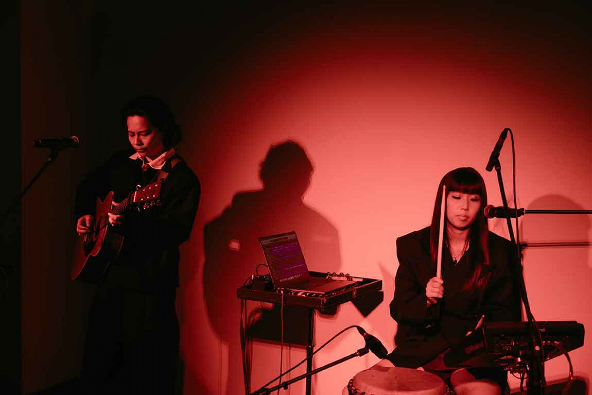 凹與山 Our Shame 於 8 月 4 日舉辦專輯搶聽會,現場演出專輯曲目,左為主唱暨製作人小凹,右為鼓手 Isan