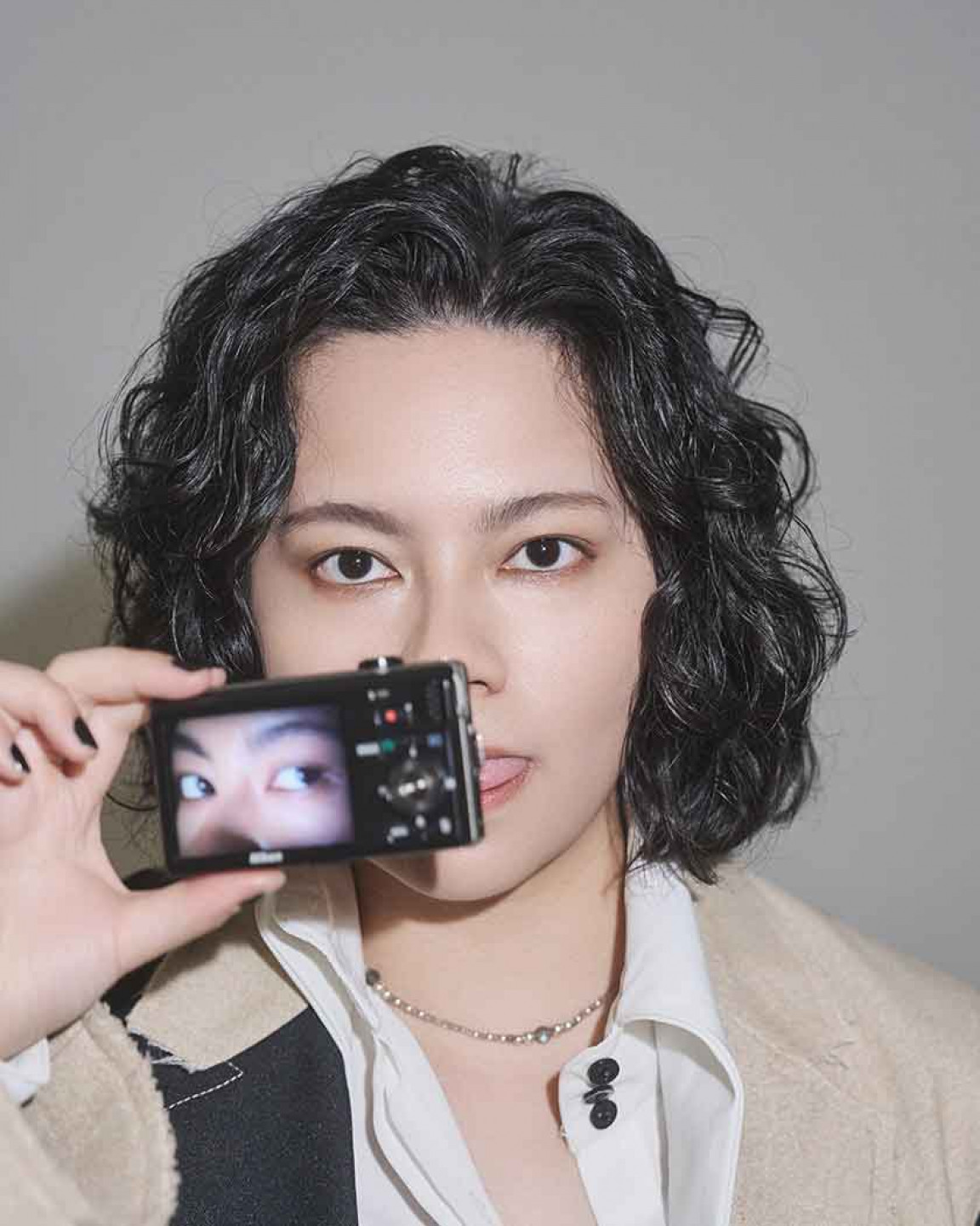 《Hidden Album》取用手機隱藏相簿及專輯隱藏曲目的雙關意涵，圖為主唱暨製作人小凹