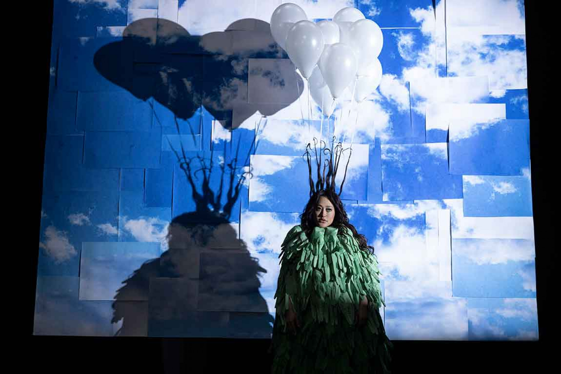 家家頭髮綁滿白氣球、身穿佈滿手套長袍 變身夢遊小丑造型超費時。(相信音樂提供)