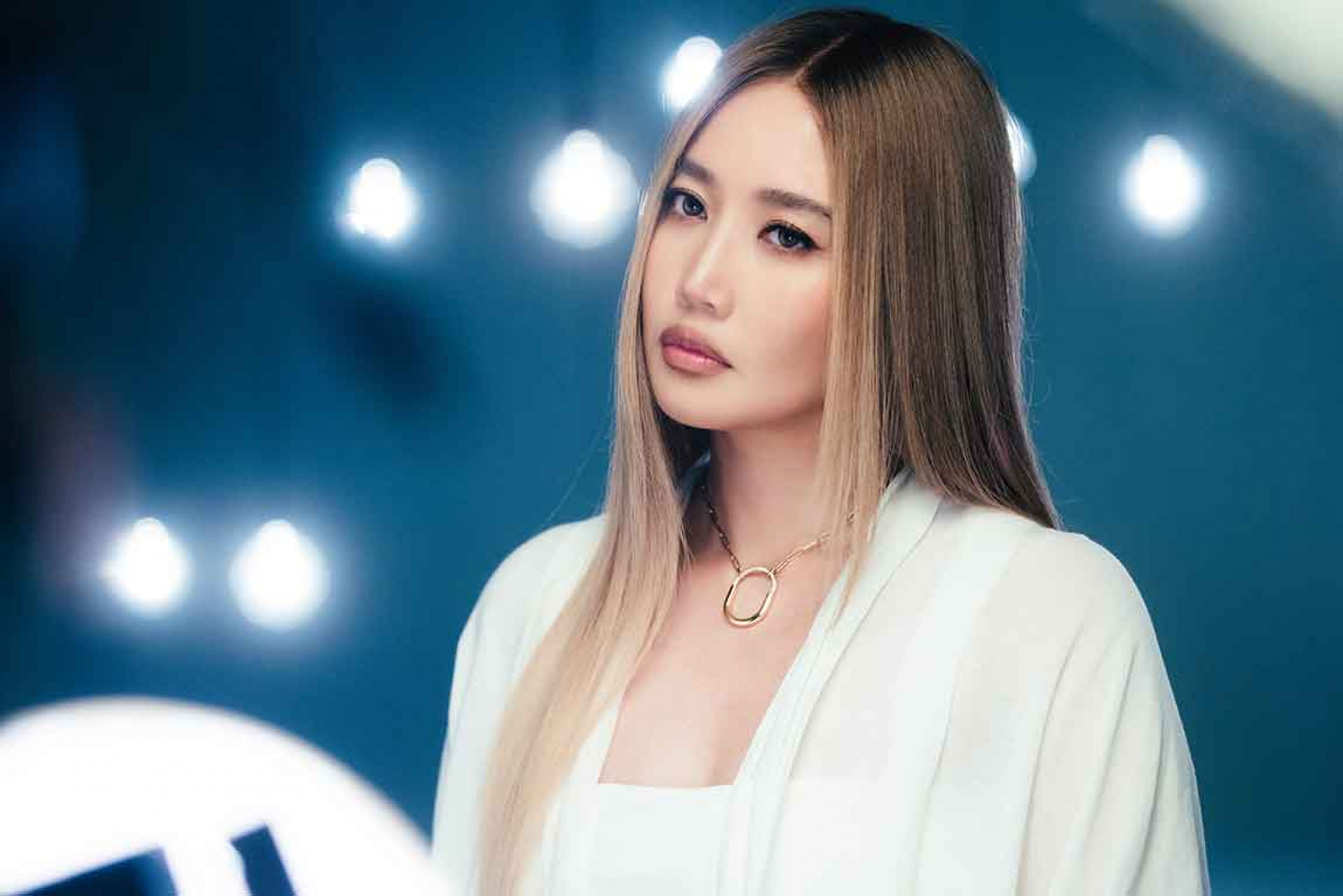 偶像欽點A-Lin幸福爆棚像在做夢 拍MV狂笑場 都怪兩人太熟啦!