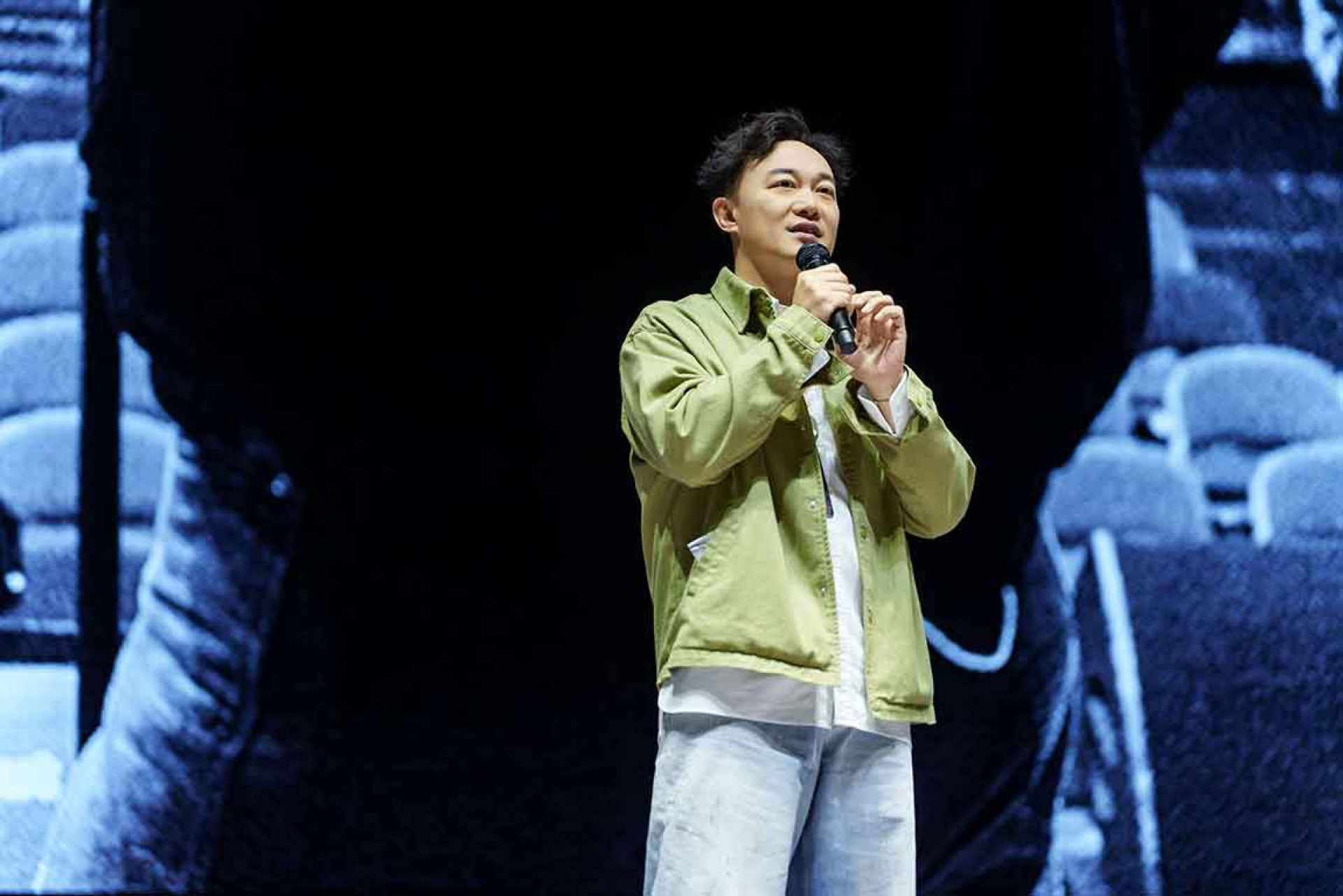 陳奕迅跟觀眾一同欣賞電影,分享感受,又與現場即選的六位歌迷歡樂對談