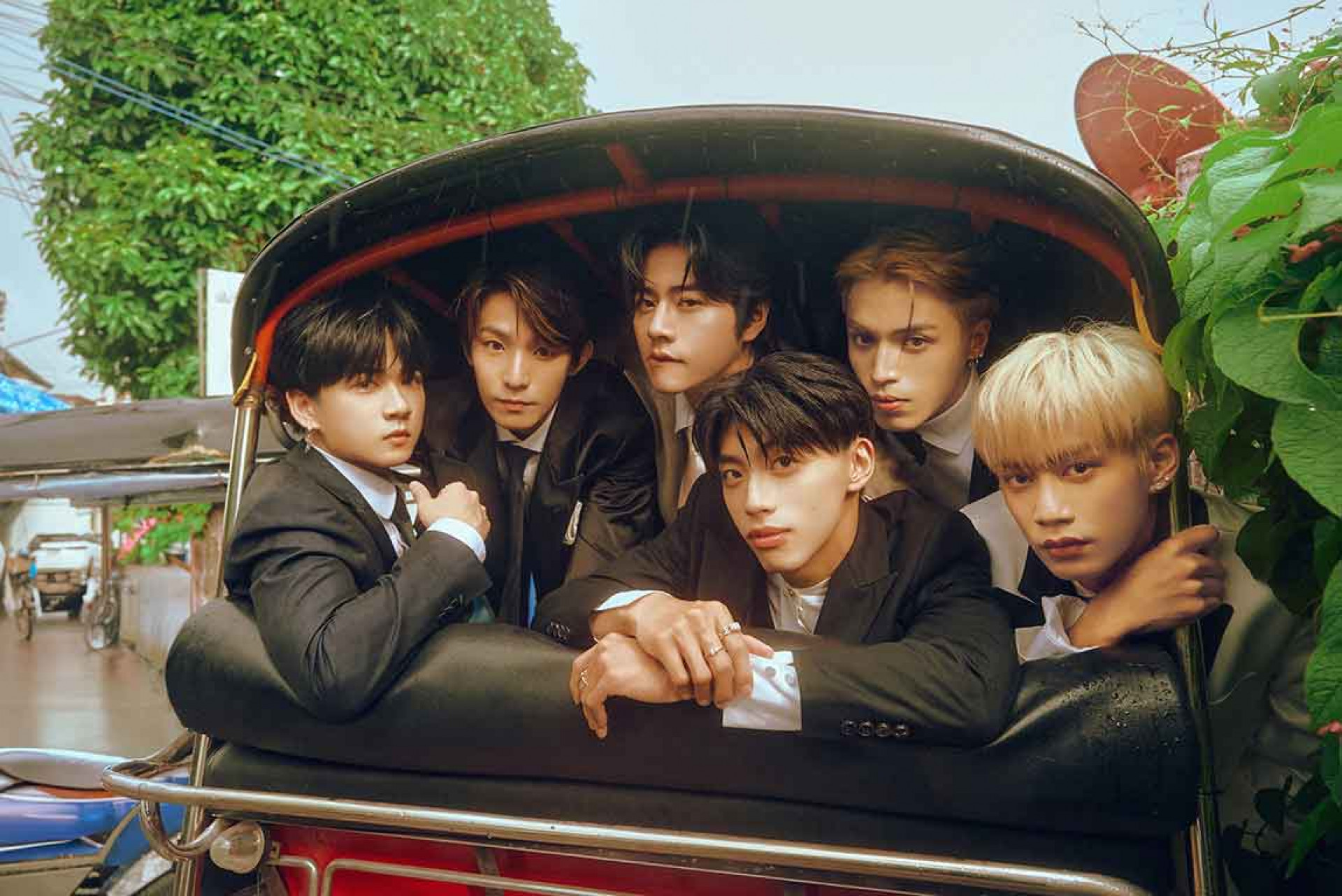 寫真書全新帥氣正裝造型首度曝光 暴雨中穿正裝擠嘟嘟車