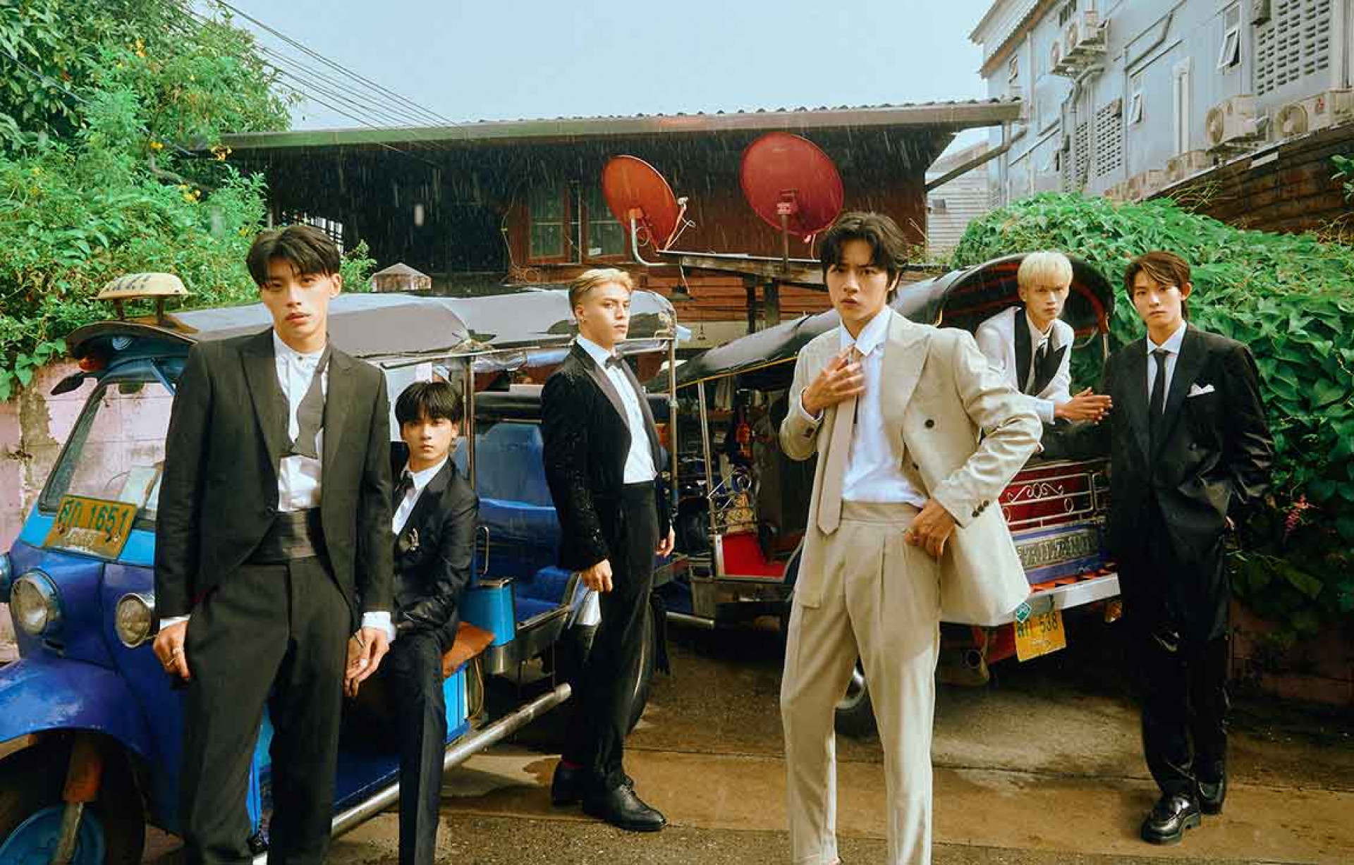 Ozone新單曲+寫真書《沒去過的地方Never Been》開佳績 三冠王