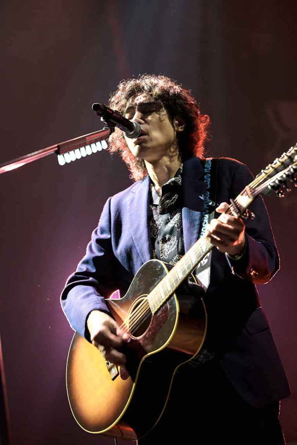 齊藤和義攜帶十數把私人珍藏吉他上場，根據不同曲風即時更換